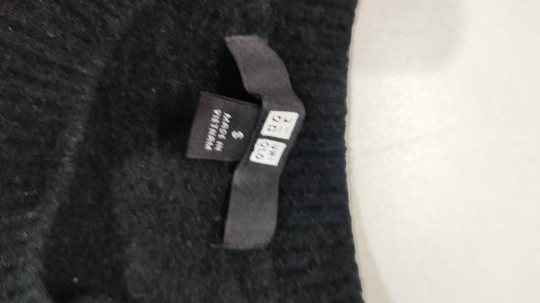 Uniqlo cropped sweater (Category: Longsleeves) located in Talisay. Submitted by kuronuma (Listing ID 1360211050, Image 3). Description: 𖹭 rfs: declutter 𖹭 Mop : Gcash, BDO, Maya, Gotyme 𖹭 S on tag but fits XXS.