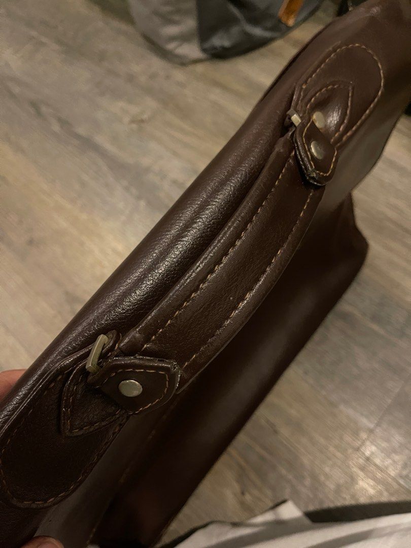 Winchester Laptop/Envelop Genuine Leather (Category: Luxury Bags & Wallets) located in Dasmarinas. Submitted by bert.look (Listing ID 1360150824, Image 3). Description: Drop your offers, This is a genuine lesther no strap. sign of use but no flaws. .