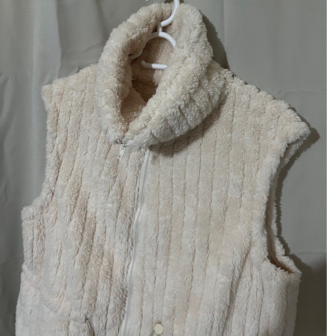 Winter Vest (Category: Dresses) located in Quezon City. Submitted by jayb_ (Listing ID 1360066585, Image 3). Description: .