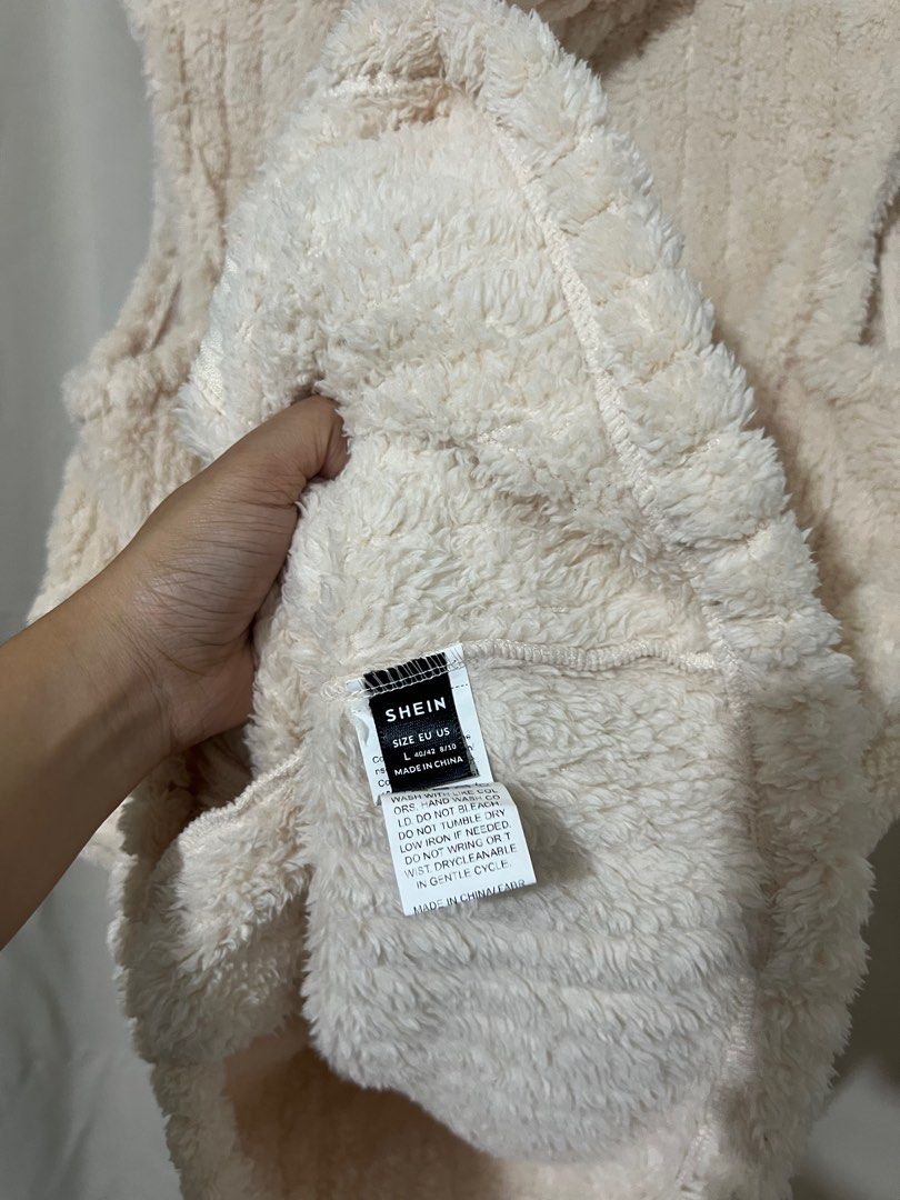 Winter Vest (Category: Dresses) located in Quezon City. Submitted by jayb_ (Listing ID 1360066585, Image 2). Description: .