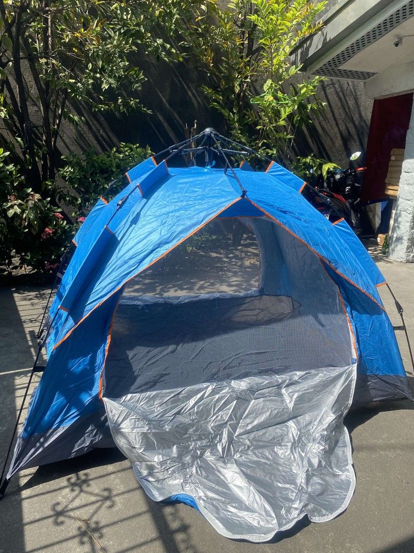 4 person Automatic camping tent 2 door (Category: Hiking & Camping) located in Manila. Submitted by dolorchris69891 (Listing ID 1360306795, Image 2). Description: Automatic camping tent.