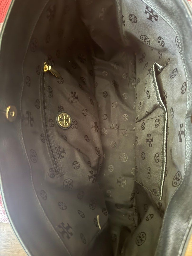 Authentic Tory Burch Roslyn Leather Tote Bag (Category: Tote Bags) located in Taguig. Submitted by treechee (Listing ID 1360260317, Image 3). Description: Authentic. Genuine leather. Used once. More photos available upon request. .