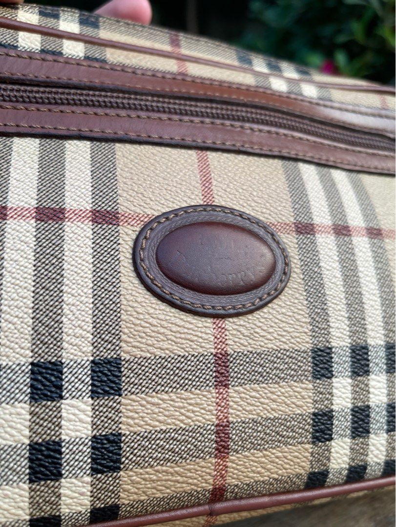 Authentic Vintage Burberry Clutch Bag (Category: Luxury Bags & Wallets) located in Dagupan City. Submitted by fonsomatthy (Listing ID 1360305493, Image 3). Description: 💯 Authentic Vintage Burberry Clutch Bag 👉🏻 Flaws are signs of use since vintage piece na siya and may fading na sa leather sa strap holder (see 5th photo) pero hindi siya cracks kaya matibay pa ✅ Overall in good condition, no open pipes nor cracks sa mismong monogram body, 8/10