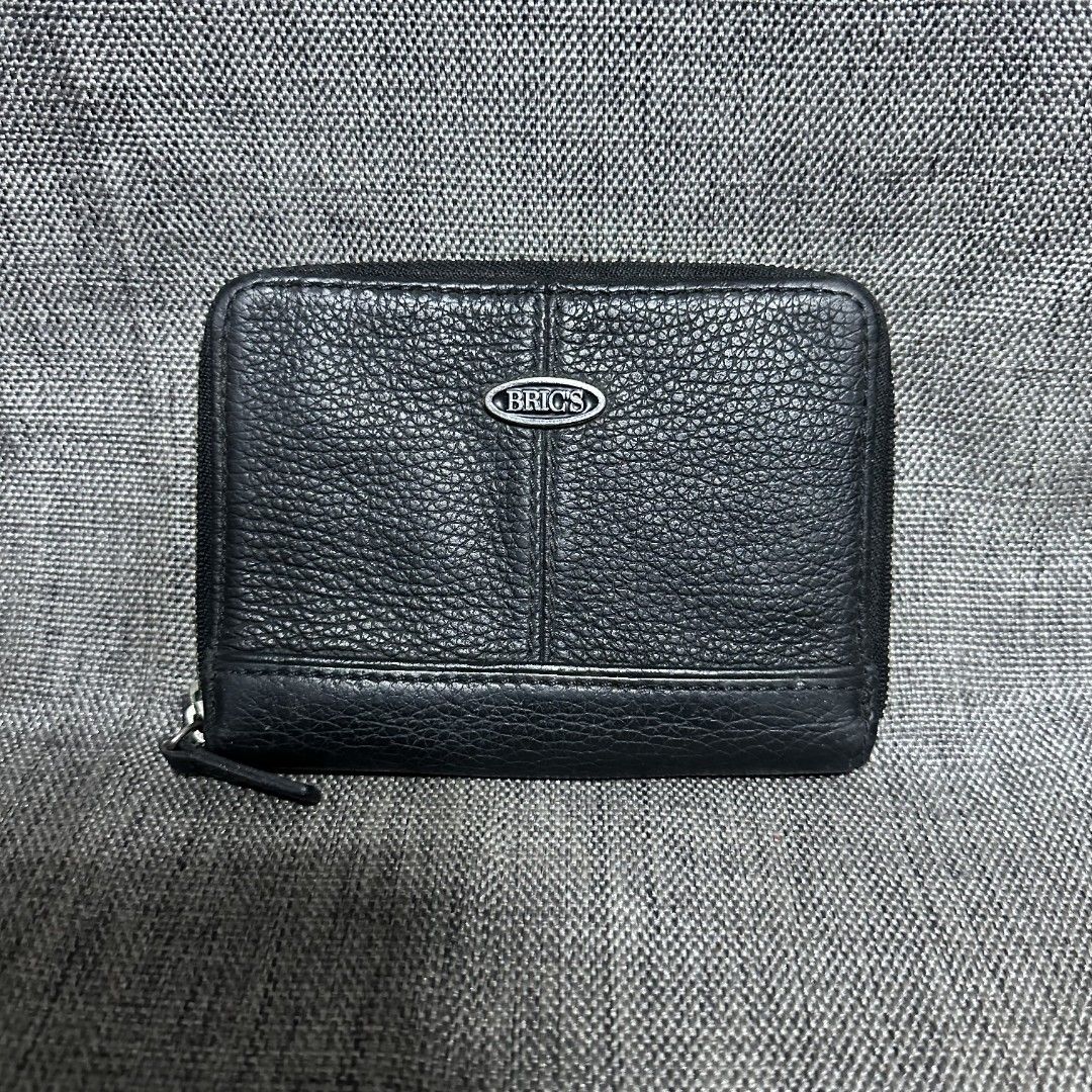 Brics wallet (Category: Luxury Bags & Wallets) located in Manila. Submitted by greyinfash06839 (Listing ID 1360357123, Image 1). Description: 🤍Price: 6,900 pesos only 🤍Item: Brics wallet 🤍Brand: Brics 🤍Matirial: Leather 🤍Quality: Original 🤍color: Black 🤍Size: Medium 🤍Dimension. H: 4 L: 6 W: 🤍Sex: For Men 🤍Issue: Sign of use 🤍Condition Rate: 8/10 🤍Other info:.