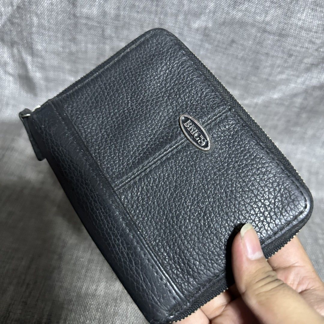 Brics wallet (Category: Luxury Bags & Wallets) located in Manila. Submitted by greyinfash06839 (Listing ID 1360357123, Image 2). Description: 🤍Price: 6,900 pesos only 🤍Item: Brics wallet 🤍Brand: Brics 🤍Matirial: Leather 🤍Quality: Original 🤍color: Black 🤍Size: Medium 🤍Dimension. H: 4 L: 6 W: 🤍Sex: For Men 🤍Issue: Sign of use 🤍Condition Rate: 8/10 🤍Other info:.