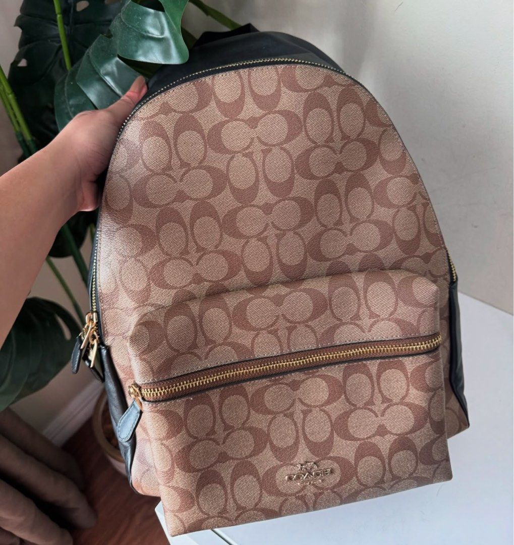 Coach Bagpack (Large Size) (Category: Luxury Bags & Wallets) located in Makati City. Submitted by nik.11 (Listing ID 1360245930, Image 1). Description: .