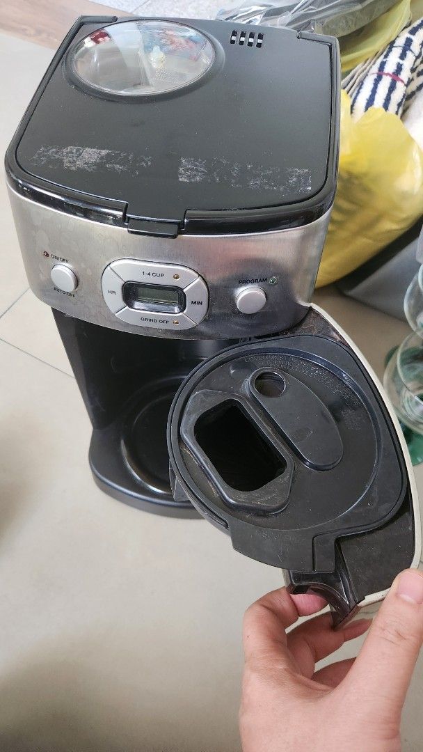 CUISINART COFFEE MAKER WITH BUILT IN BEAN GRINDER (Category: Coffee Machines & Makers) located in Quezon City. Submitted by sarangolanipepe (Listing ID 1360254831, Image 2). Description: rarely used cuisinart coffee machine. bought at rustans. bean grinder- coffee machine- coffee heater all in one. all working. no defect..