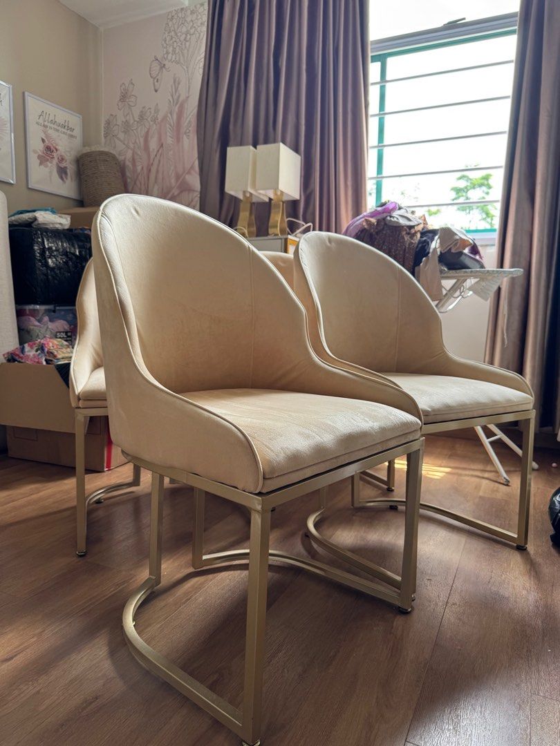 Dining Table Set (Category: Tables & Sets) located in Singapore. Submitted by tekngo (Listing ID 1360238976, Image 3). Description: Price include all 4 chairs and dining table. Length 1600cm width 800cm In great condition. Bought for $2000 for this whole set. Moving house hope to clear ASAP..