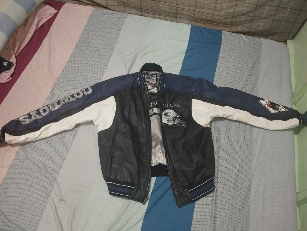 HARD LEATHER DALLAS COWBOYS (Category: Coats, Jackets and Outerwear) located in Pasig City. Submitted by sinrikatsu (Listing ID 1360332467, Image 2). Description: FS VINTAGE DALLAS COWBOYS !! HARD LEATHER JACKET AUTHENTIC !! Color rate 7.5/10 RFS: Di kasya sakin Issue: may mga spots sya na natanggal yung pagka color, pwedeng makulayan at pwedeng mas paputiin yung white sleeves nya. Details: Original price online kung titignan mo is $150 and sa ib