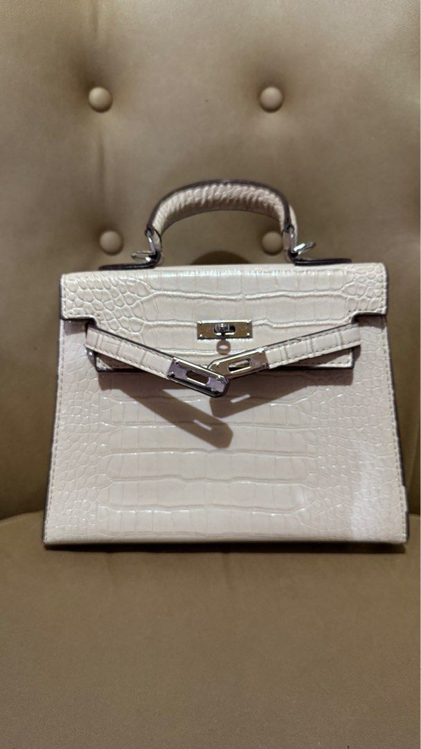 Hermes Kelly Bag (Category: Luxury Bags & Wallets) located in Alaminos. Submitted by luxurious001 (Listing ID 1360319398, Image 2). Description: Hermes kelly bag nata boreal satin alligator No issue No creases Premium No scratches Pre owned.
