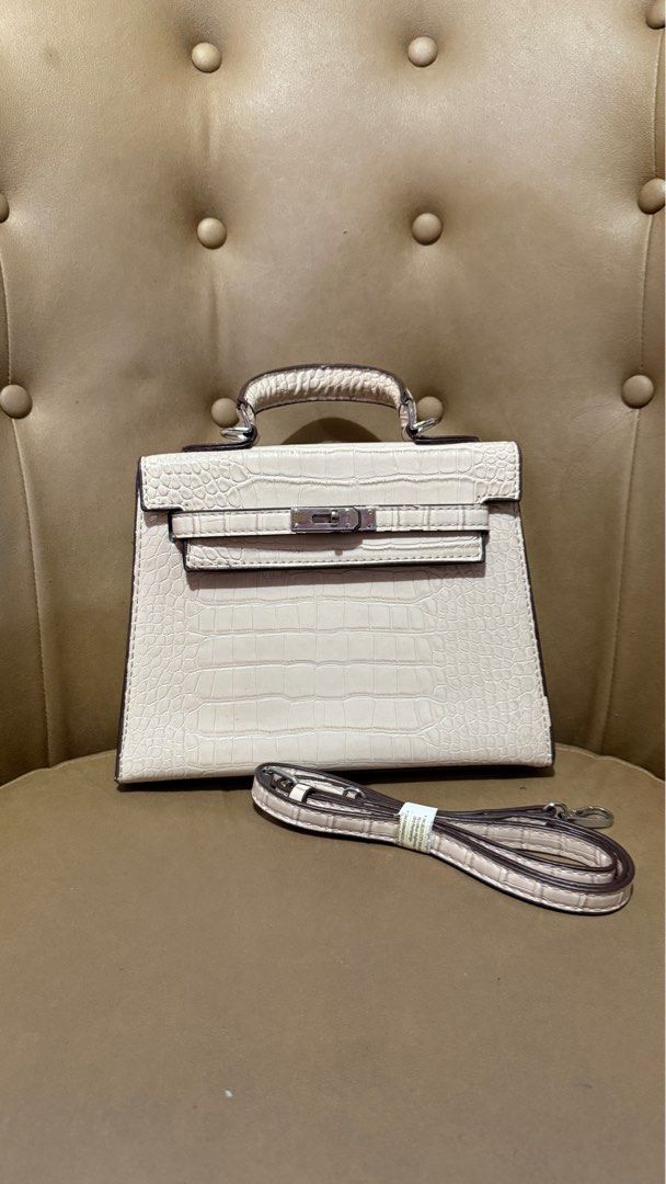 Hermes Kelly Bag (Category: Luxury Bags & Wallets) located in Alaminos. Submitted by luxurious001 (Listing ID 1360319398, Image 1). Description: Hermes kelly bag nata boreal satin alligator No issue No creases Premium No scratches Pre owned.