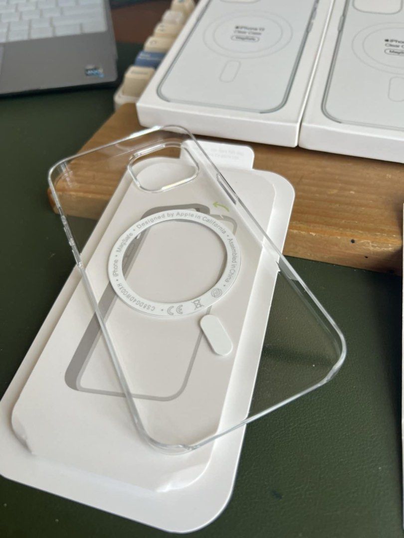 iPhone 13 Magsafe Clear Case [NON YELLOWING] (Category: Cases & Sleeves) located in Manila. Submitted by ceeyashop (Listing ID 1360217216, Image 3). Description: Pm me, Available on hand Lalamove,Grab,J&T COD will do!.