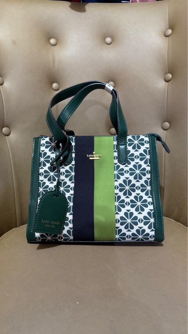 KS flower Tote (Category: Luxury Bags & Wallets) located in Alaminos. Submitted by luxurious001 (Listing ID 1360317758, Image 1). Description: Ks Flower Jacquard Market Medium Tote No issue No creases Good as new 9/10 Premium.