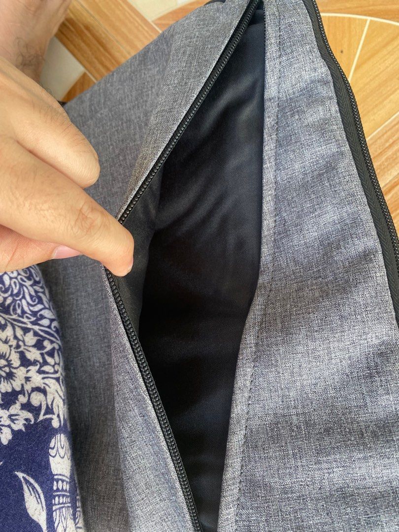 Laptop Case (Slim fit) (Category: Laptop Bags & Sleeves) located in Santa Teresita. Submitted by goodwarrior (Listing ID 1360296548, Image 2). Description: Appearance: Wornoit tag as show in the picture. Color: Grey .