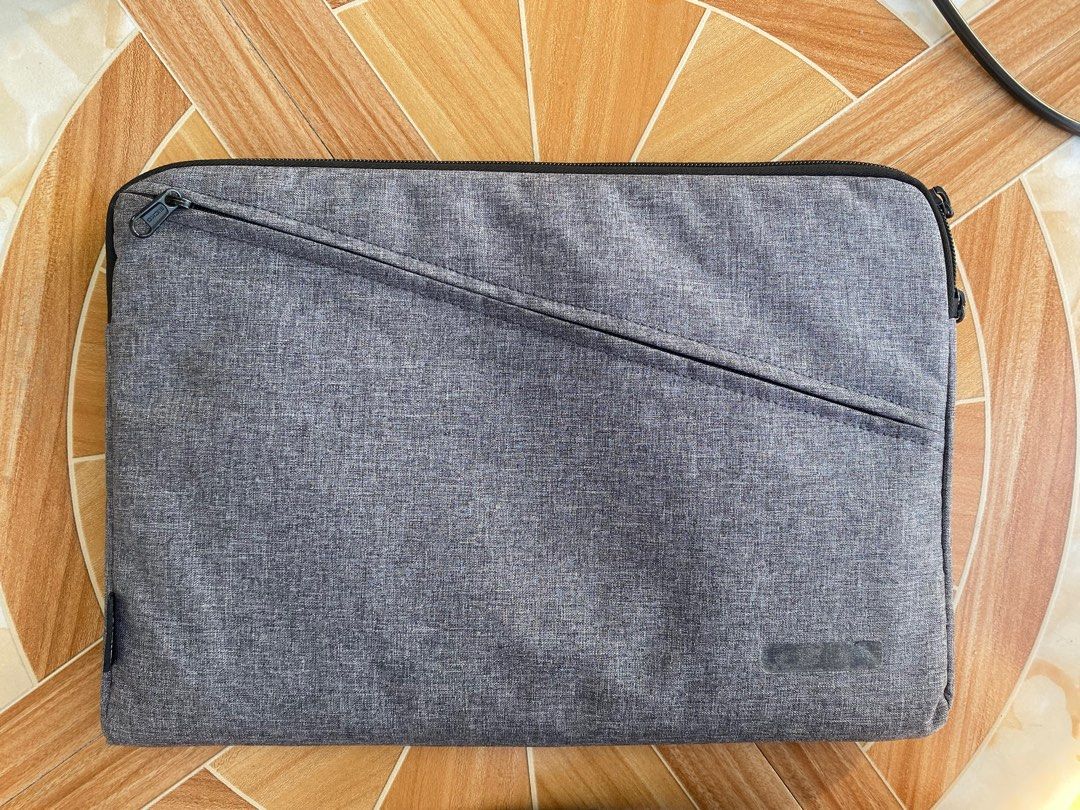 Laptop Case (Slim fit) (Category: Laptop Bags & Sleeves) located in Santa Teresita. Submitted by goodwarrior (Listing ID 1360296548, Image 1). Description: Appearance: Wornoit tag as show in the picture. Color: Grey .