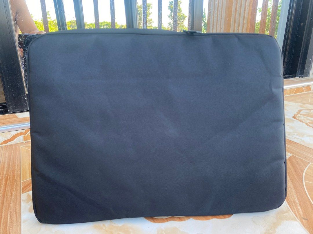 Laptop Cases (Slim Fit/Soft Inner Lining) (Category: Laptop Bags & Sleeves) located in Santa Teresita. Submitted by goodwarrior (Listing ID 1360295965, Image 3). Description: Appearance: Brand new. Inner kining is soft and heat absorbent. Color: Black (Dark grey- inner lining) Issue: no issues. Size: 14.5” x 10”.