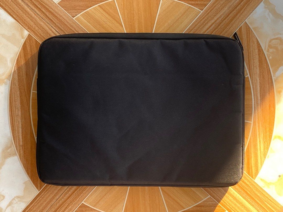Laptop Cases (Slim Fit/Soft Inner Lining) (Category: Laptop Bags & Sleeves) located in Santa Teresita. Submitted by goodwarrior (Listing ID 1360295965, Image 1). Description: Appearance: Brand new. Inner kining is soft and heat absorbent. Color: Black (Dark grey- inner lining) Issue: no issues. Size: 14.5” x 10”.