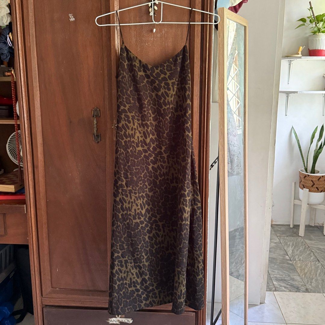 Leopard print casual dress (Category: Dresses) located in San Pablo. Submitted by decluttx (Listing ID 1360247564, Image 1). Description: Can fit XS-M Ties are adjustable With zipper on the side.