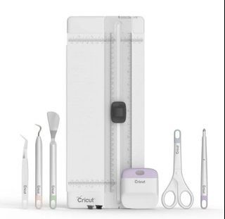 *Like New* Cricut Essential Tool Set with Freebie
