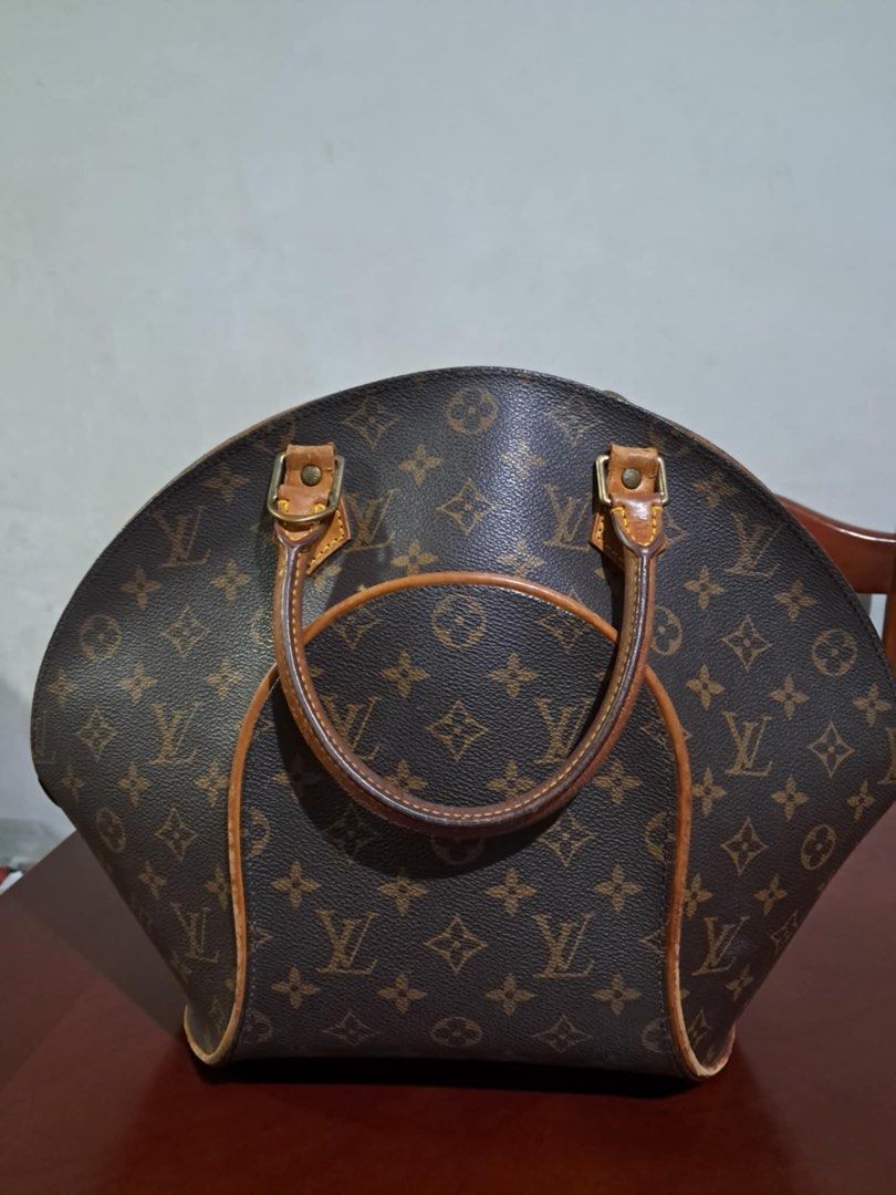 LV Ellipse MM (Category: Luxury Bags & Wallets) located in Pasay City. Submitted by cpb__ (Listing ID 1360303234, Image 1). Description: .