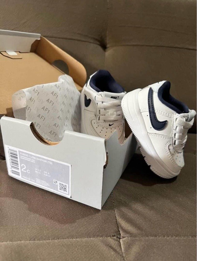 Nike force 1 (Category: Babies & Kids Fashion) located in Taytay. Submitted by kylebern (Listing ID 1360231340, Image 2). Description: Nike Force 1 (baby) Brand: Nike Model: Force 1 low Easy On Size: 2C - 8cm (up to 6months but still depends on your baby) Color: White - Navy swoosh Original Price: 2,895 @ Nike U.P. town center RFS: outgrown 💯No damages , sole good as new since di pa nag wo-walk si baby Taytay rizal area More items visit my page.