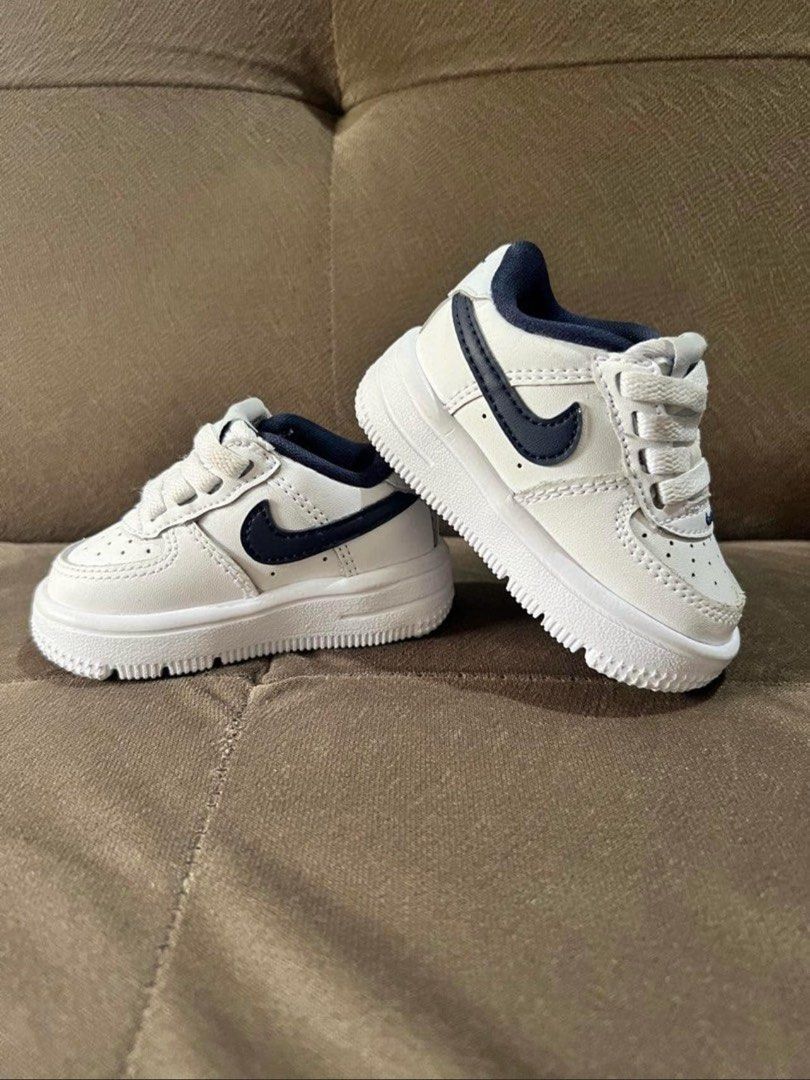Nike force 1 (Category: Babies & Kids Fashion) located in Taytay. Submitted by kylebern (Listing ID 1360231340, Image 1). Description: Nike Force 1 (baby) Brand: Nike Model: Force 1 low Easy On Size: 2C - 8cm (up to 6months but still depends on your baby) Color: White - Navy swoosh Original Price: 2,895 @ Nike U.P. town center RFS: outgrown 💯No damages , sole good as new since di pa nag wo-walk si baby Taytay rizal area More items visit my page.