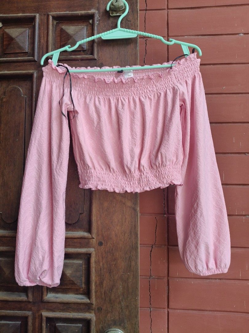 Off shoulder (Category: Longsleeves) located in Bulacan. Submitted by aichang21 (Listing ID 1360229116, Image 2). Description: bnew remove hang tag.