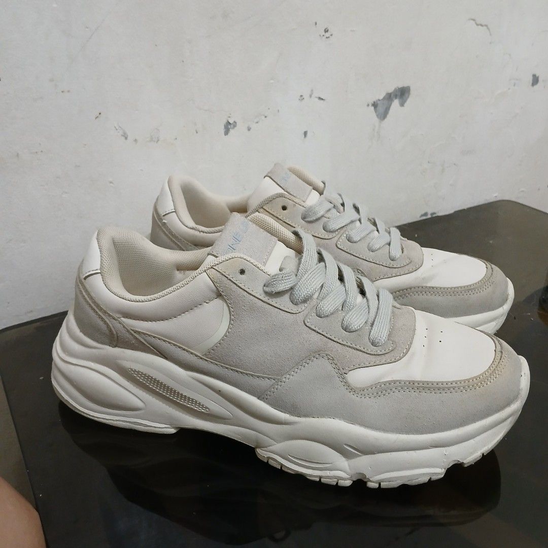 One Up IDRIS Beige (Category: Sneakers) located in Quezon City. Submitted by dextermiguel_21 (Listing ID 1360362263, Image 2). Description: One Up by World Balance IDRIS • Color: Beige • Size: EU 42 | UK 8 | US 9 • Condition: 9/10 Lightly used Negotiable Rfs: I don't use it anymore / decluttering.