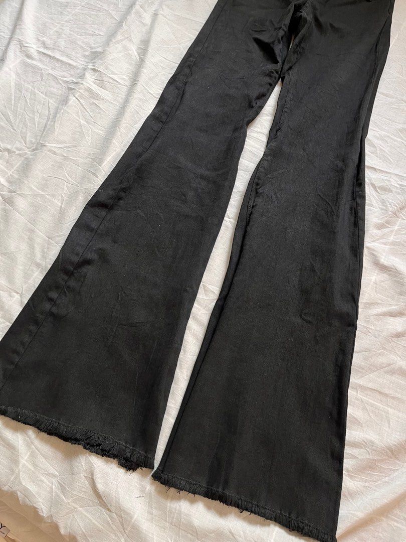Orig Bershka flare jeans (Category: Jeans) located in Masbate. Submitted by leylauren (Listing ID 1360258993, Image 2). Description: Original flare pants W-24 L- 43 inches Black na black .