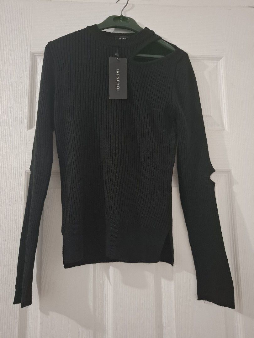 Top and skirt matching (Category: Dresses) located in Taguig. Submitted by welcome2myprelovedshop (Listing ID 1357765725, Image 2). Description: take both for only 200P worn the skirt just 2x but the top is brand new. the top can be worn for winter also. both stretchy can fit small up to medium..