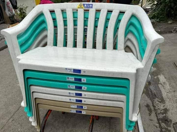 Uratex Casablanca loveseat (Category: Chairs) located in Manila. Submitted by dolorchris69891 (Listing ID 1360250128, Image 2). Description: Casablanca loveseat size 43.5cm w 81.4cm H 98Cm L.