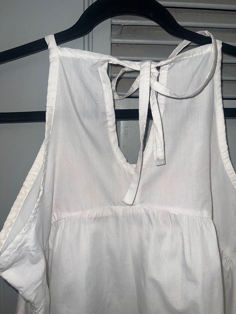 White Embroidered Sleeveless Top (Category: Sleeveless) located in Pasig City. Submitted by lbclosetcleanup (Listing ID 1360237765, Image 3). Description: Loose .
