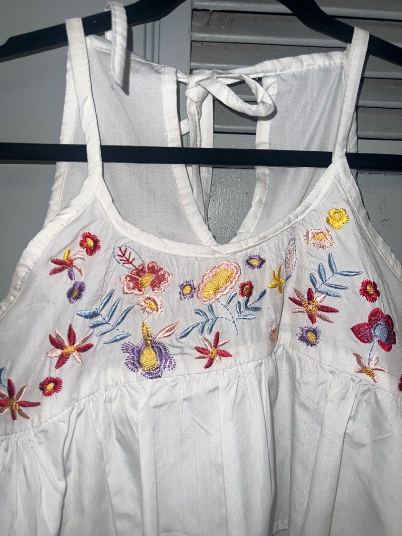 White Embroidered Sleeveless Top (Category: Sleeveless) located in Pasig City. Submitted by lbclosetcleanup (Listing ID 1360237765, Image 2). Description: Loose .