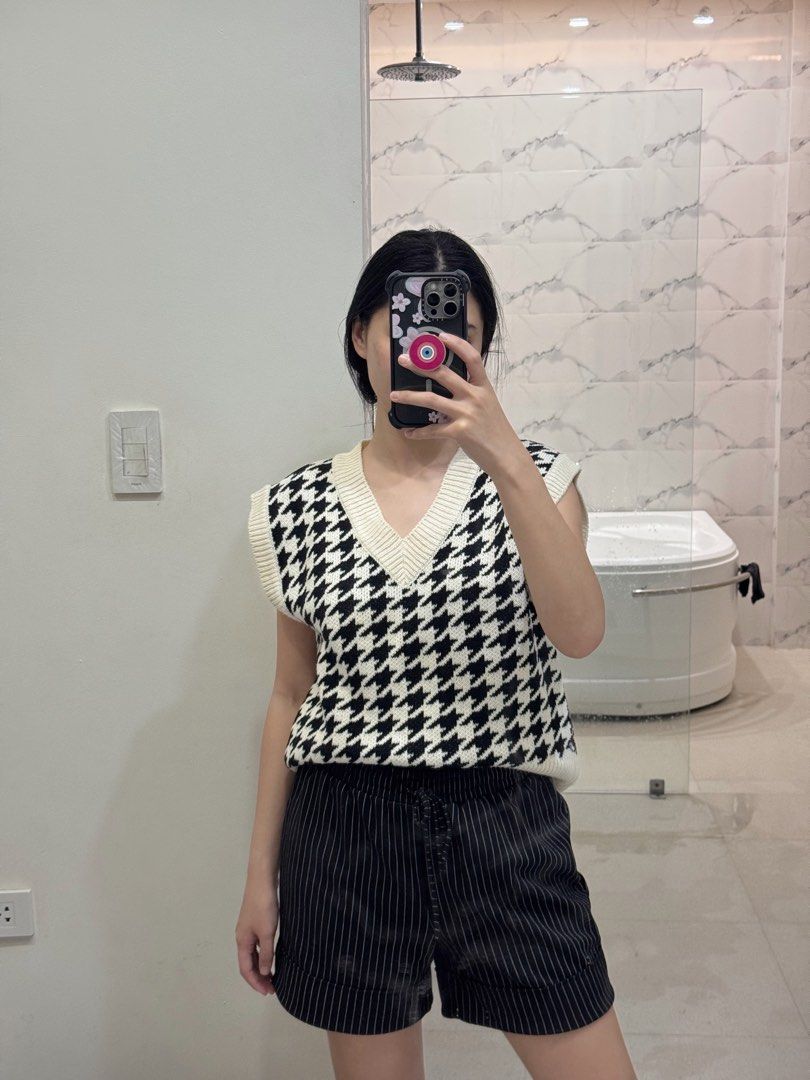 Zara shorts (Category: Shorts) located in Tuguegarao City. Submitted by someofmystuff (Listing ID 1360301262, Image 3). Description: Shipping to be s/o by the buyer via lbc or jrs only Good as new.