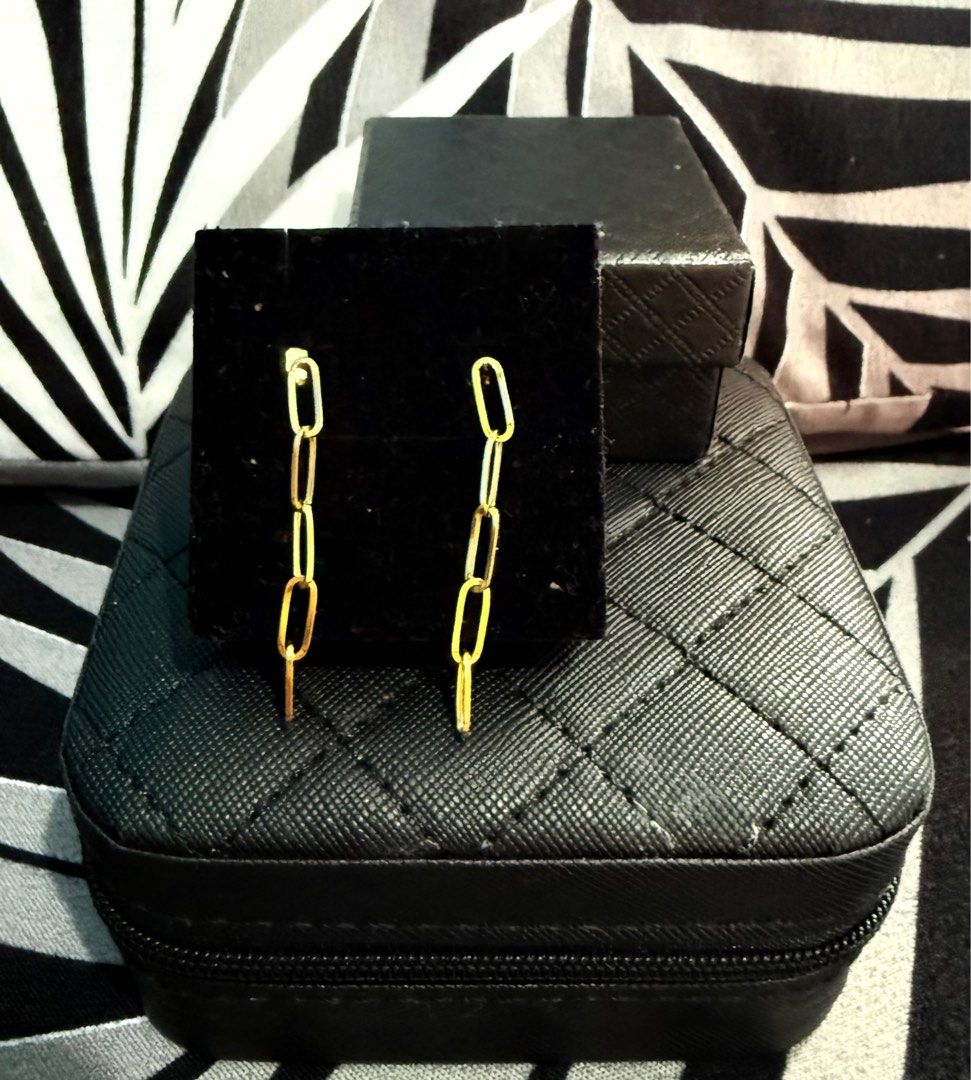 18k Saudi Gold Earrings (Category: Earrings) located in Iloilo. Submitted by cheenaaa (Listing ID 1360441210, Image 1). Description: 1.1 grams.