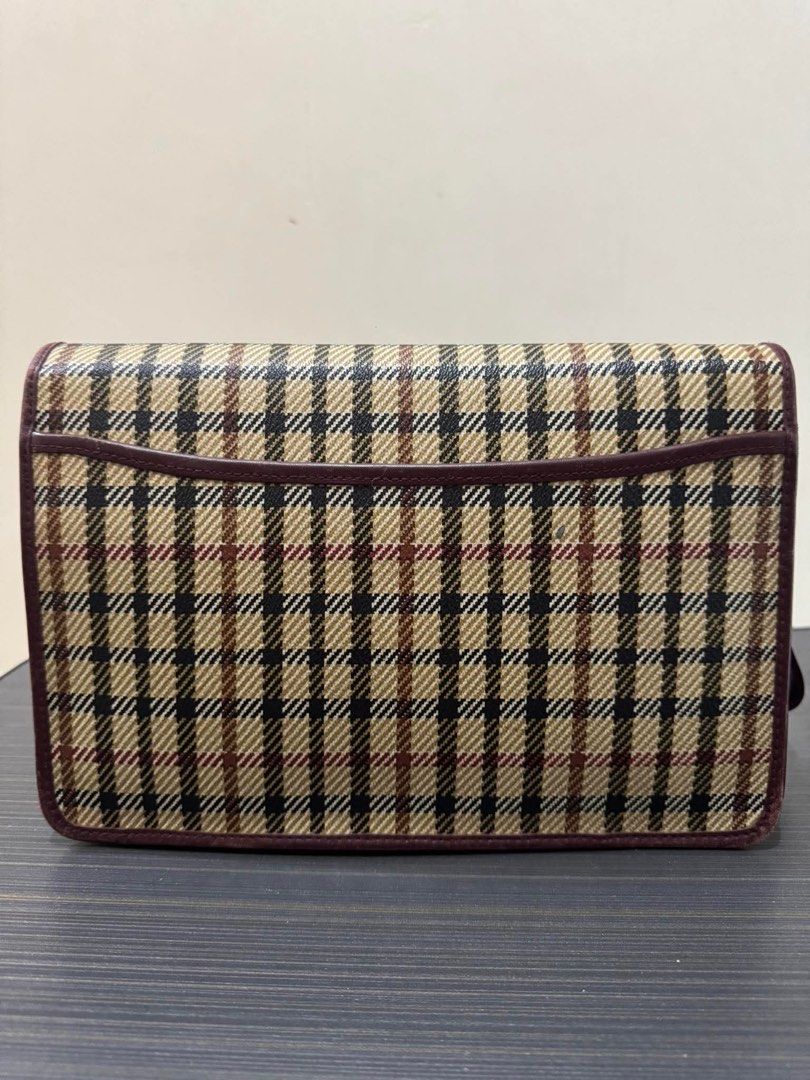 💯 Authentic Daks Clutch Bag (Category: Luxury Bags & Wallets) located in Dagupan City. Submitted by fonsomatthy (Listing ID 1360430046, Image 2). Description: ‼️FOR SALE‼️ ✅ AUTHENTIC Daks Clutch Bag 👉🏻 ALMOST BRAND NEW. Signs of usage lang sa may magnet as seen sa last pic. Very structured and spacious bag so it can fit a lot of things ✅ Overall in good condition, 8/10 ‼️Negotiable for sure buyer‼️ 🧾 MOP will be Gcash 🚚 MOD will be J&T/LBC 