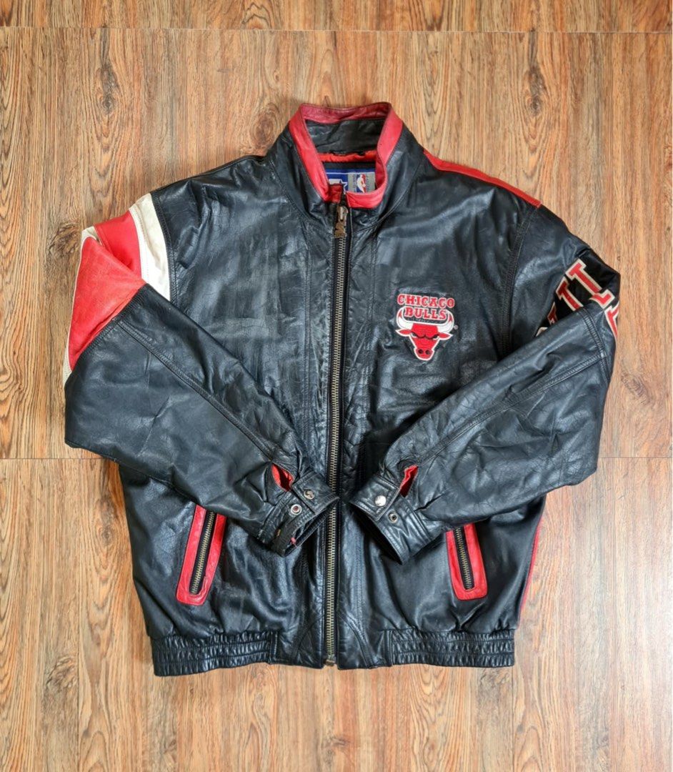 CHICAGO VINTAGE (Category: Coats, Jackets and Outerwear) located in Bokod. Submitted by gianfdc (Listing ID 1360537002, Image 1). Description: CHICAGO VINTAGE JACKET STARTER TAGS 25 x 27 DM FOR ISSUES.