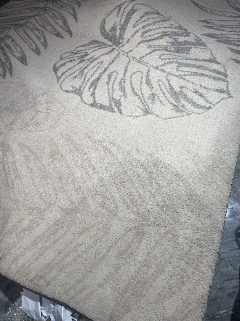 Modern carpet (Category: Carpets, Mats & Flooring) located in Magallanes. Submitted by declutteriiiiiing (Listing ID 1360545035, Image 1). Description: Mandaue Carpet Modern design. Easy to clean 160cm x 225cm Rsf: not using it anymore .