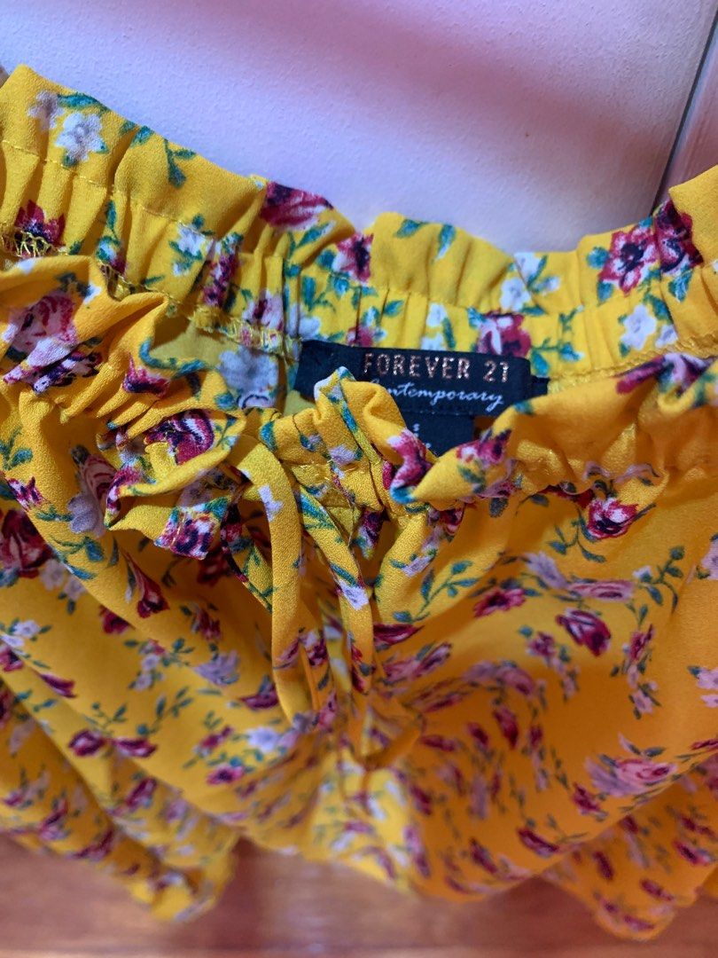 Off Shoulder F21/Forever21 Floral Top (Category: Blouses) located in Quezon City. Submitted by arttstuff (Listing ID 1360401130, Image 3). Description: size is small but it can fit medium frames 🫶 messages r open for inquiries heh.