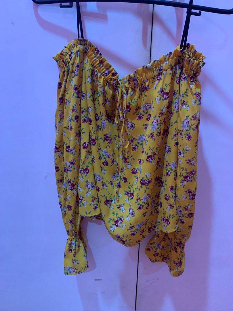 Off Shoulder F21/Forever21 Floral Top (Category: Blouses) located in Quezon City. Submitted by arttstuff (Listing ID 1360401130, Image 2). Description: size is small but it can fit medium frames 🫶 messages r open for inquiries heh.