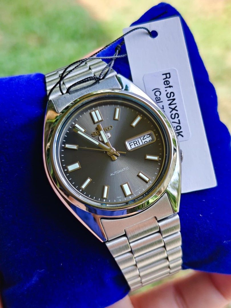 Seiko SNSXS79 (Category: Men's Watches) located in Pasig City. Submitted by ethpee (Listing ID 1360432162, Image 1). Description: SNSXS79 7S26 movement 38hr power supply Day/Date wheel 37mm diameter Brand new in box Complete set with warranty 7,400.