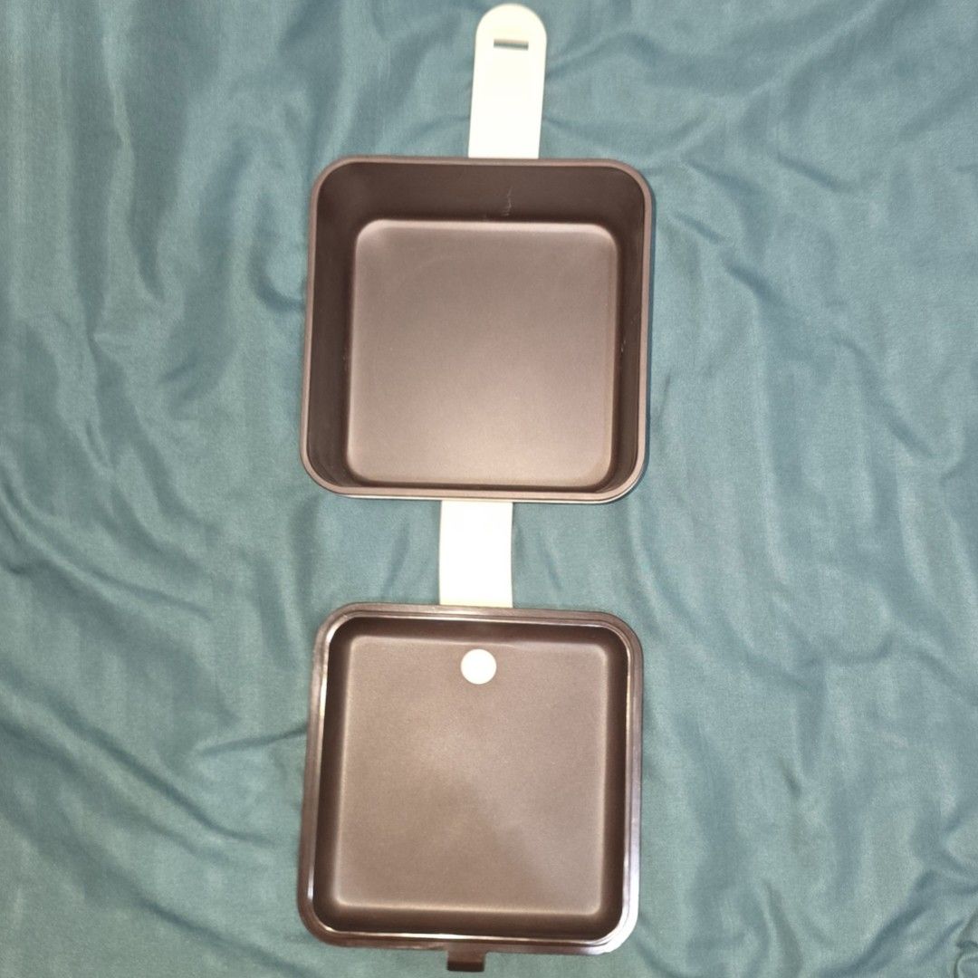 Starbucks Korea Dessert Box Original (Category: Food Organization & Storage) located in Antipolo. Submitted by wootteo1227 (Listing ID 1360538937, Image 2). Description: ✅Material: Melamine Resin, Silicon ✅Size: 14*14*8cm, 465g ✅️ new and unused - A stylish, square-shaped **dessert box** designed to resemble a chocolate bar, featuring a brown lid with a drizzled chocolate pattern. - Embossed with the Starbucks logo and the words **"Signature Choc