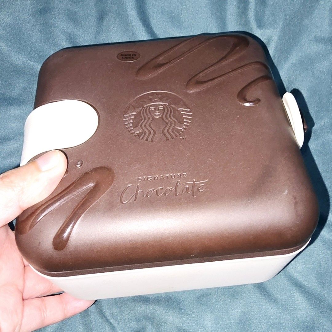 Starbucks Korea Dessert Box Original (Category: Food Organization & Storage) located in Antipolo. Submitted by wootteo1227 (Listing ID 1360538937, Image 3). Description: ✅Material: Melamine Resin, Silicon ✅Size: 14*14*8cm, 465g ✅️ new and unused - A stylish, square-shaped **dessert box** designed to resemble a chocolate bar, featuring a brown lid with a drizzled chocolate pattern. - Embossed with the Starbucks logo and the words **"Signature Choc
