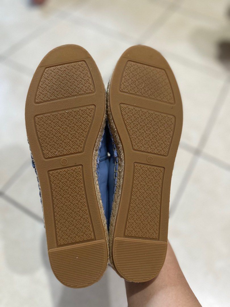 Tory Burch Espadrilles (Category: Shoe inserts) located in Makati City. Submitted by sjmax (Listing ID 1360481526, Image 2). Description: New never been used, just fitted size 5.5 Bought in HK box has been disposed off rfs: Di kasya sa pinag bigyan best sa slim ang paa.