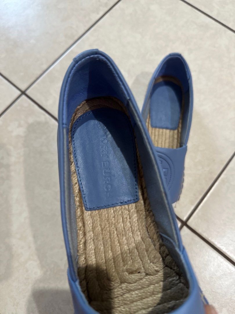 Tory Burch Espadrilles (Category: Shoe inserts) located in Makati City. Submitted by sjmax (Listing ID 1360481526, Image 3). Description: New never been used, just fitted size 5.5 Bought in HK box has been disposed off rfs: Di kasya sa pinag bigyan best sa slim ang paa.