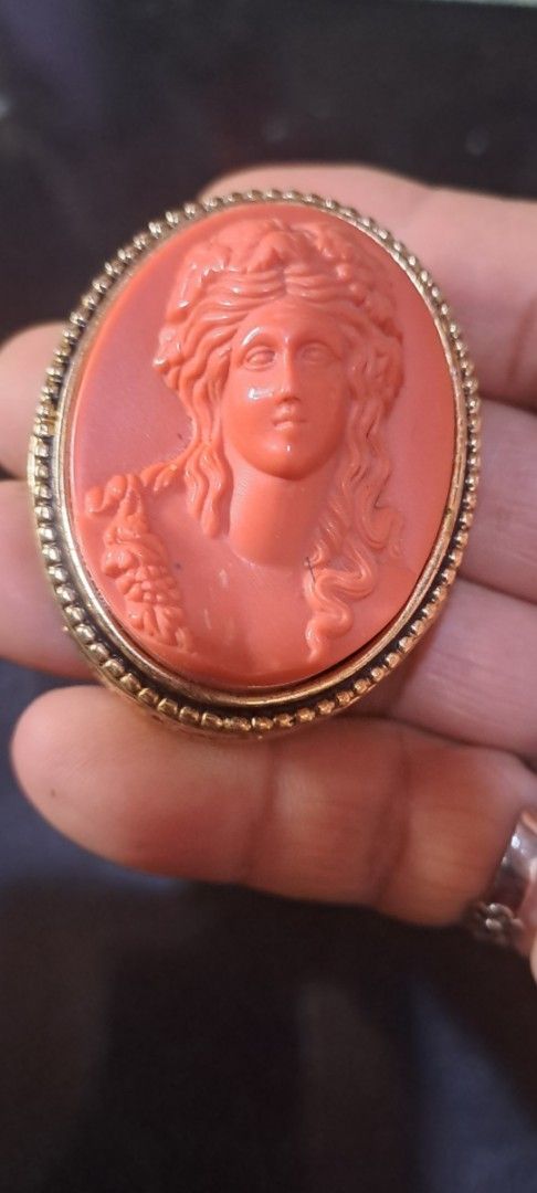 Vintage Cameo solid perfume Estee lauder (Category: Fragrance & Deodorants) located in Davao. Submitted by bravemoon_556cd5 (Listing ID 1360448417, Image 2). Description: free sf we ship nationwide gcash or bank account payment mode.