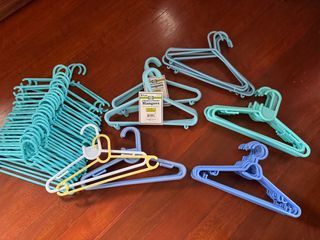 78 pcs kids hanger plus 12 pcs bag hangers!