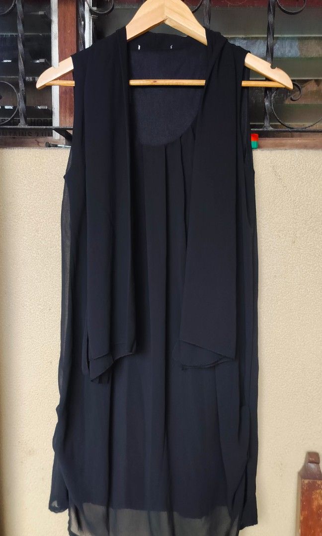 Casual dress (Category: Dresses) located in Las Pinas. Submitted by ShaSha (Listing ID 1360599179, Image 1). Description: decluttering large size. dimensions: shoulder to bottom 37", armhole 8 1/2", waistline 18" no issue.. malakas maka-slim..