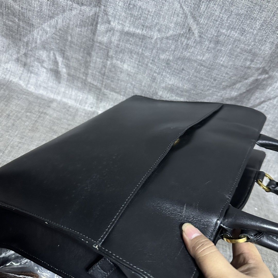 Charles Jordan handbag (Category: Luxury Bags & Wallets) located in Manila. Submitted by greyinfash06839 (Listing ID 1360710589, Image 2). Description: 🤍Price: 4,900 pesos only 🤍Item: Charles Jordan handbag 🤍Brand: Charles Jordan 🤍Matirial: Leather 🤍Quality: Original 🤍color: Black 🤍Size: Large 🤍Dimension. H: 12 L: 15 W: 2/ 🤍Sex: Unisex 🤍Issue: Sign of use 🤍Condition Rate: 9/10 🤍Other info:.