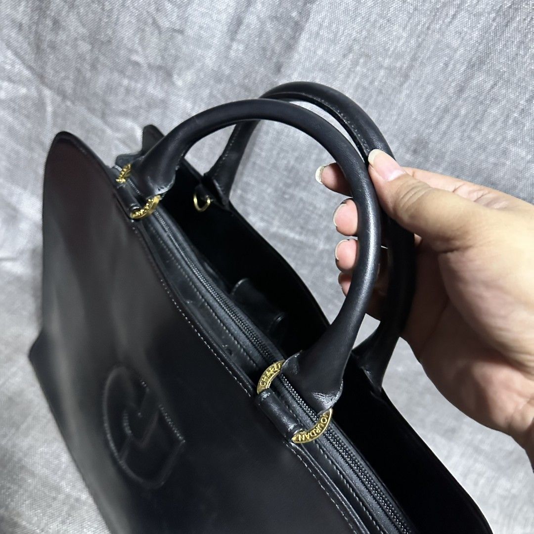 Charles Jordan handbag (Category: Luxury Bags & Wallets) located in Manila. Submitted by greyinfash06839 (Listing ID 1360710589, Image 3). Description: 🤍Price: 4,900 pesos only 🤍Item: Charles Jordan handbag 🤍Brand: Charles Jordan 🤍Matirial: Leather 🤍Quality: Original 🤍color: Black 🤍Size: Large 🤍Dimension. H: 12 L: 15 W: 2/ 🤍Sex: Unisex 🤍Issue: Sign of use 🤍Condition Rate: 9/10 🤍Other info:.